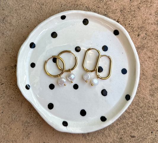 BEACH & WINNIE | Freshwater Pearl Gold Circle Earrings